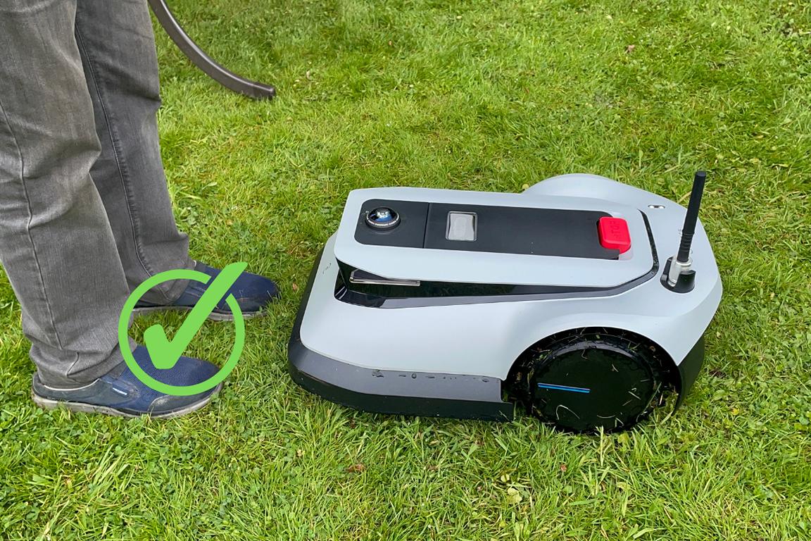 Der ECOVACS Goat G1-800 Mähroboter hat im Test den größeren Ball als Hindernis erkannt.